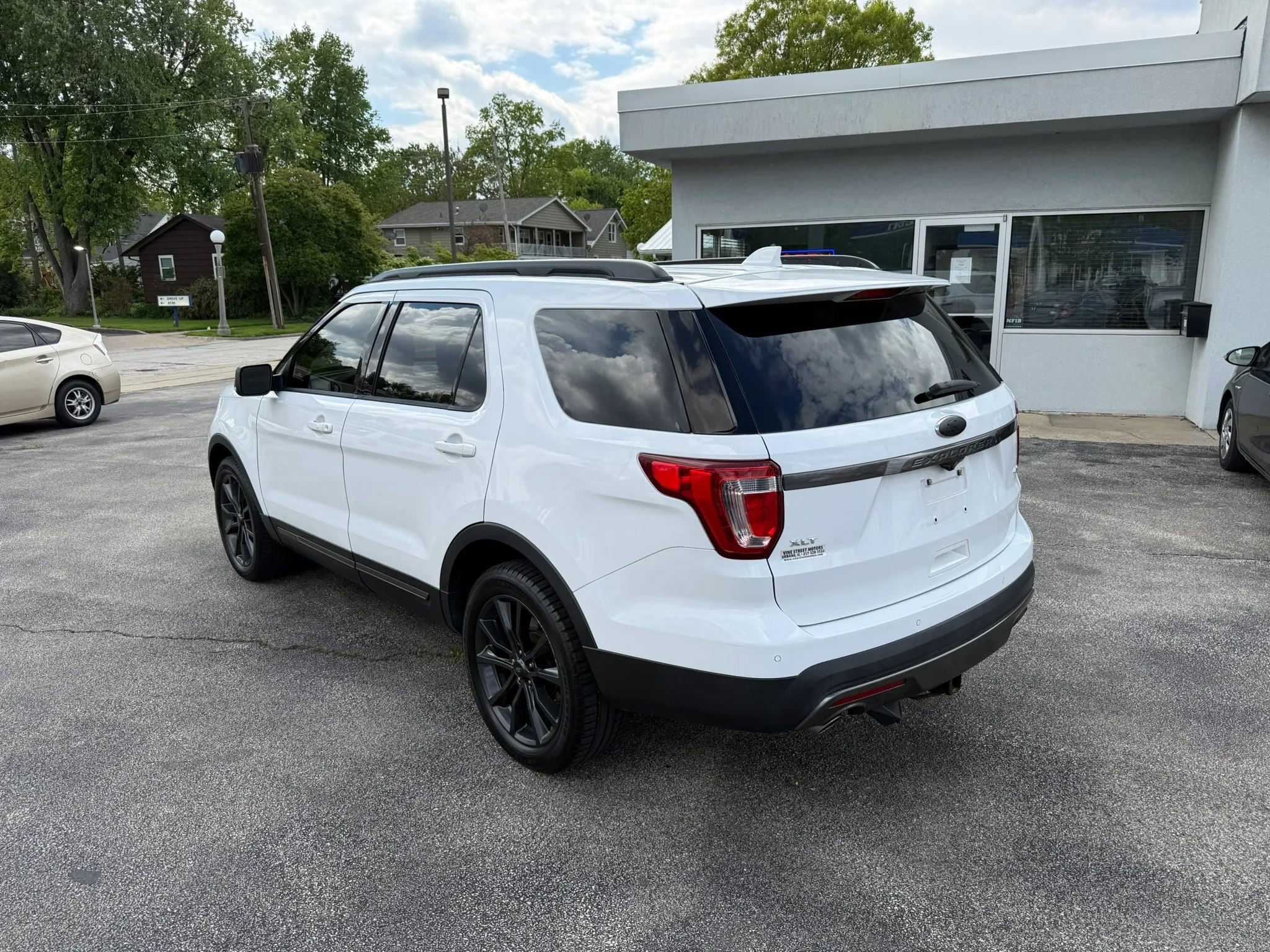 Used 2017 Ford Explorer XLT w/ XLT Technology Feature Bundle AWD/4WD image 6
