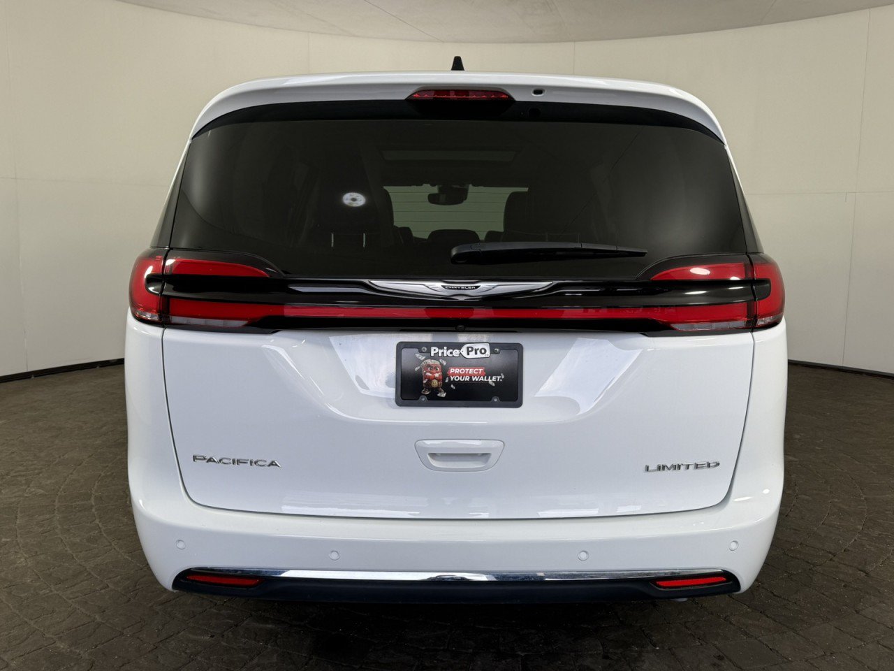 Used 2024 Chrysler Pacifica Limited FWD image 6