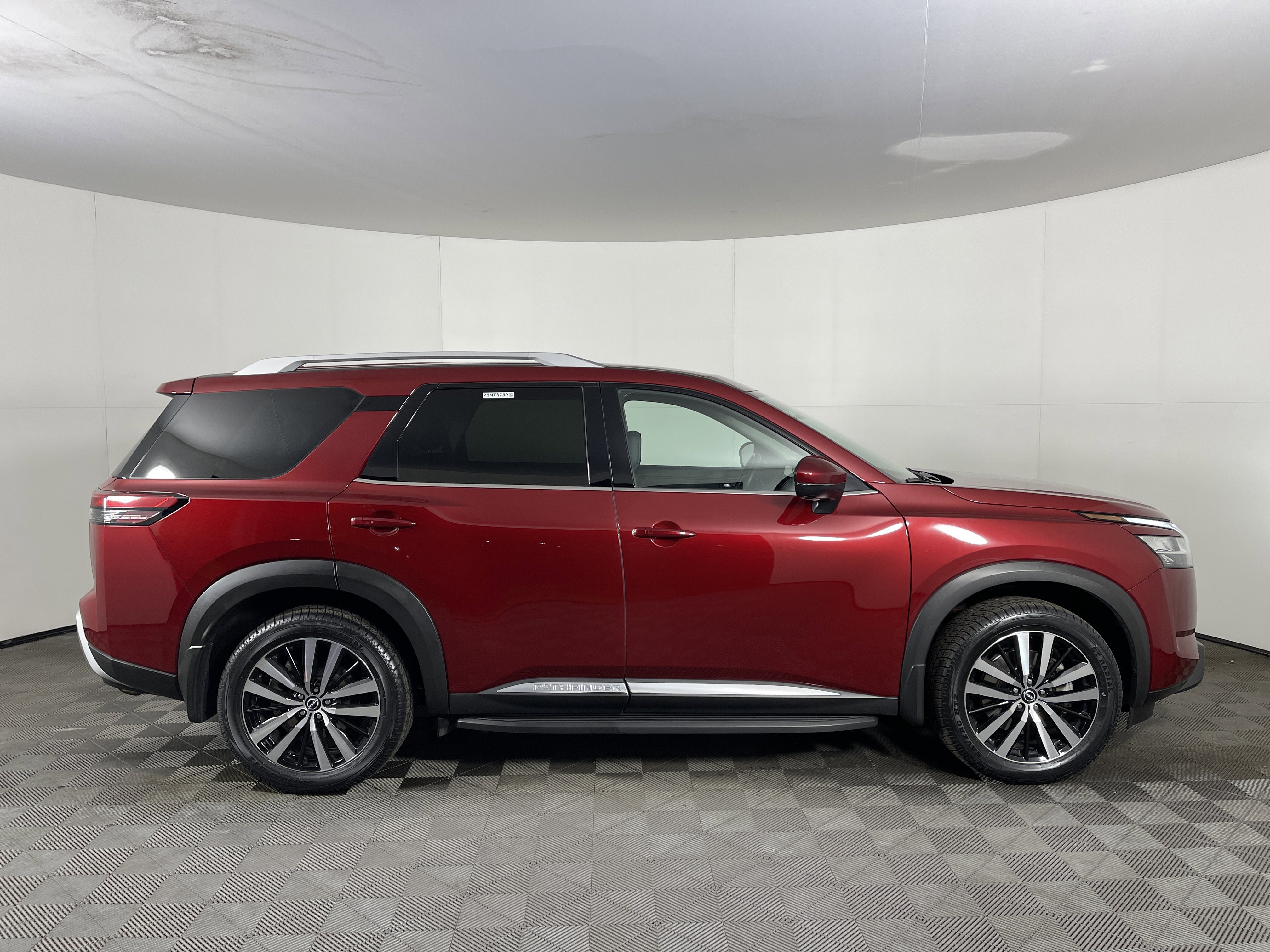 Used 2023 Nissan Pathfinder Platinum image 5