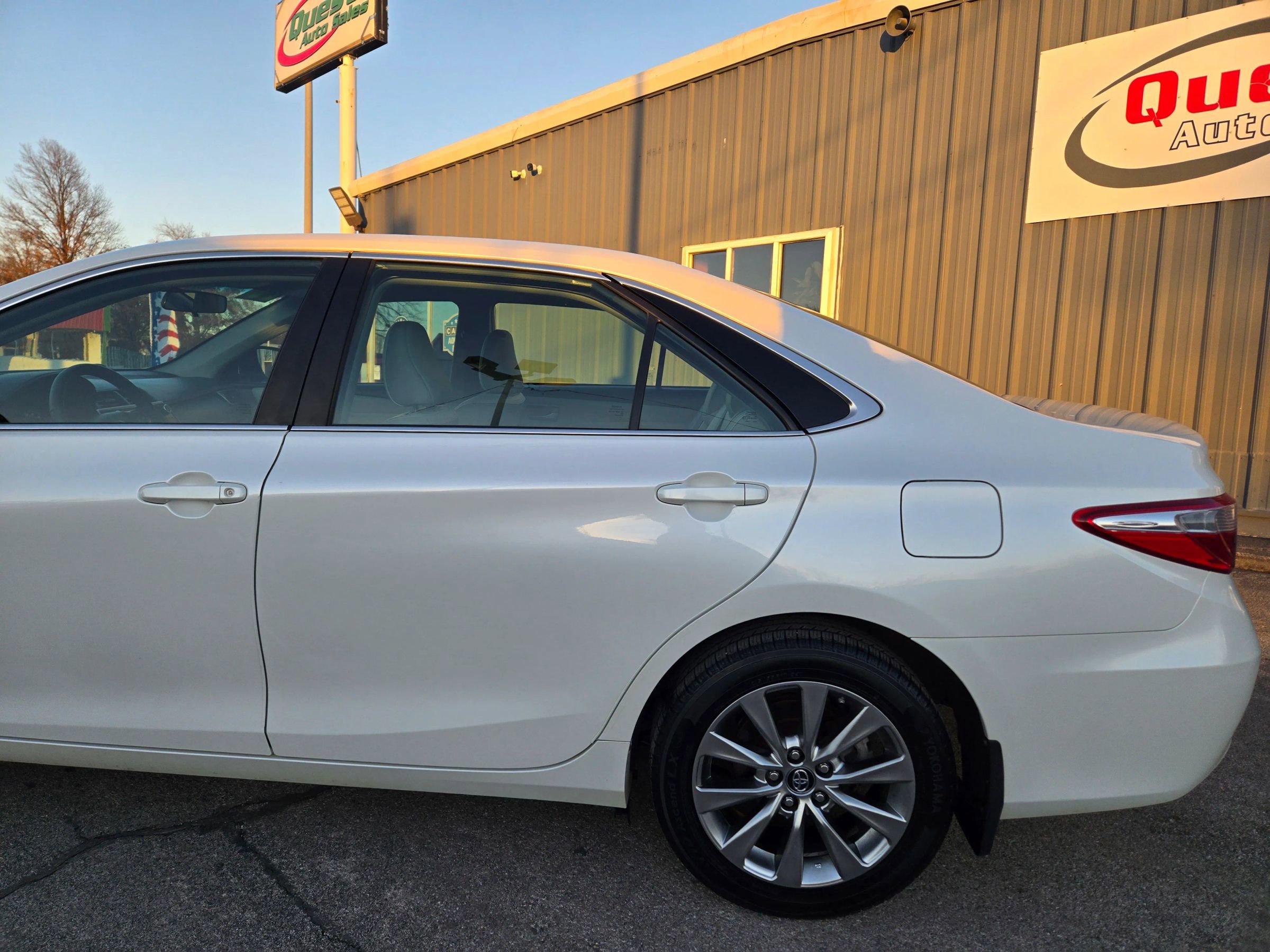 Used 2017 Toyota Camry XLE image 4