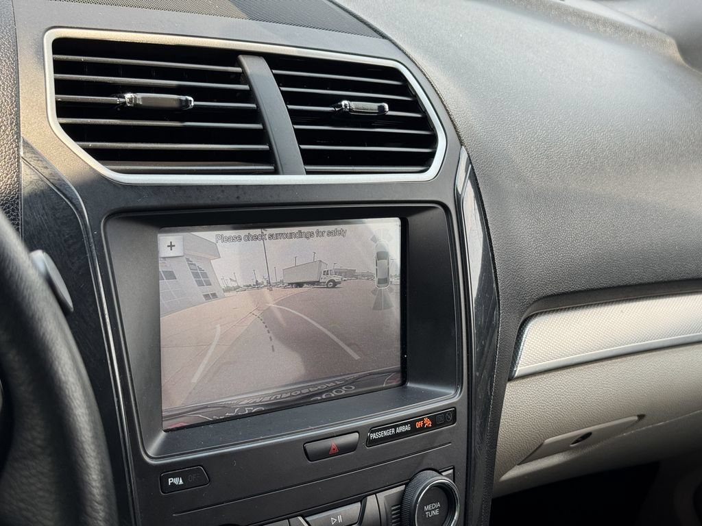 Used 2018 Ford Explorer XLT w/ Equipment Group 202A AWD/4WD image 24