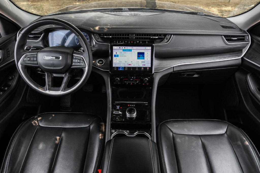 Used 2023 Jeep Grand Cherokee L Limited AWD/4WD image 5