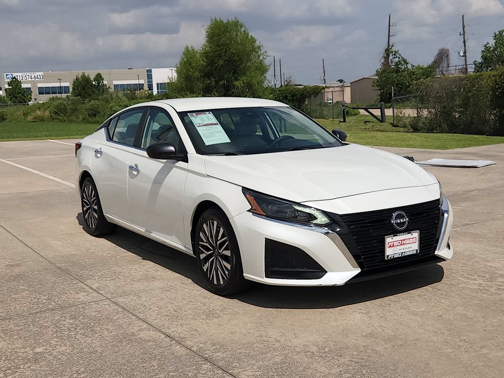 Used 2025 Nissan Altima 2.5 SV FWD image 3