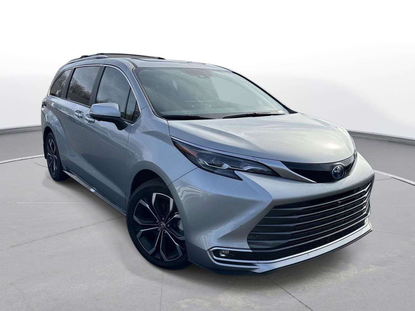 Certified 2025 Toyota Sienna Platinum image 4