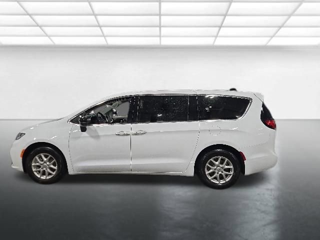 Used 2024 Chrysler Pacifica Touring-L FWD image 7