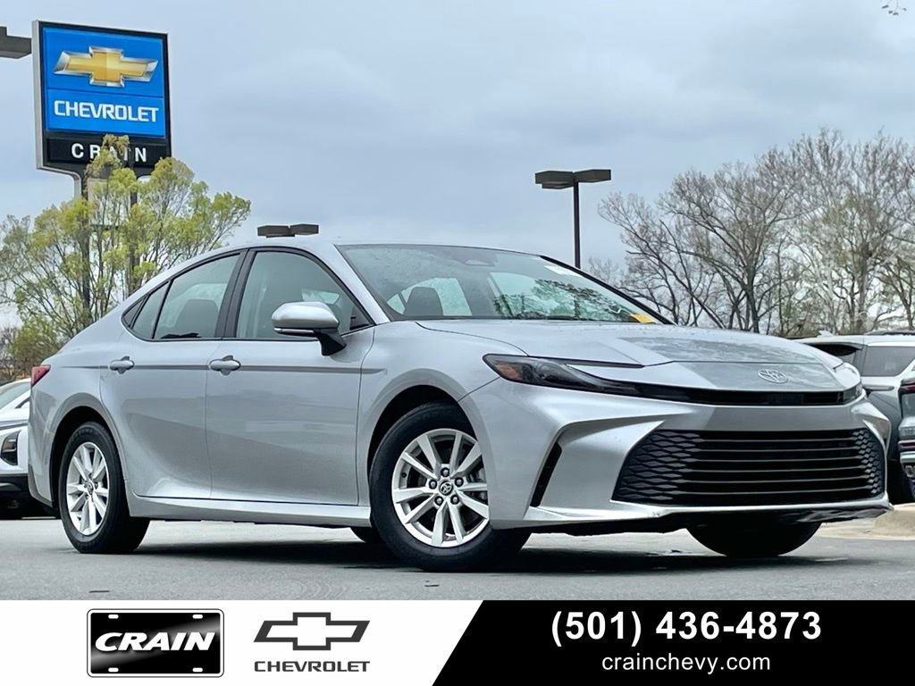 Used 2025 Toyota Camry SE image 1