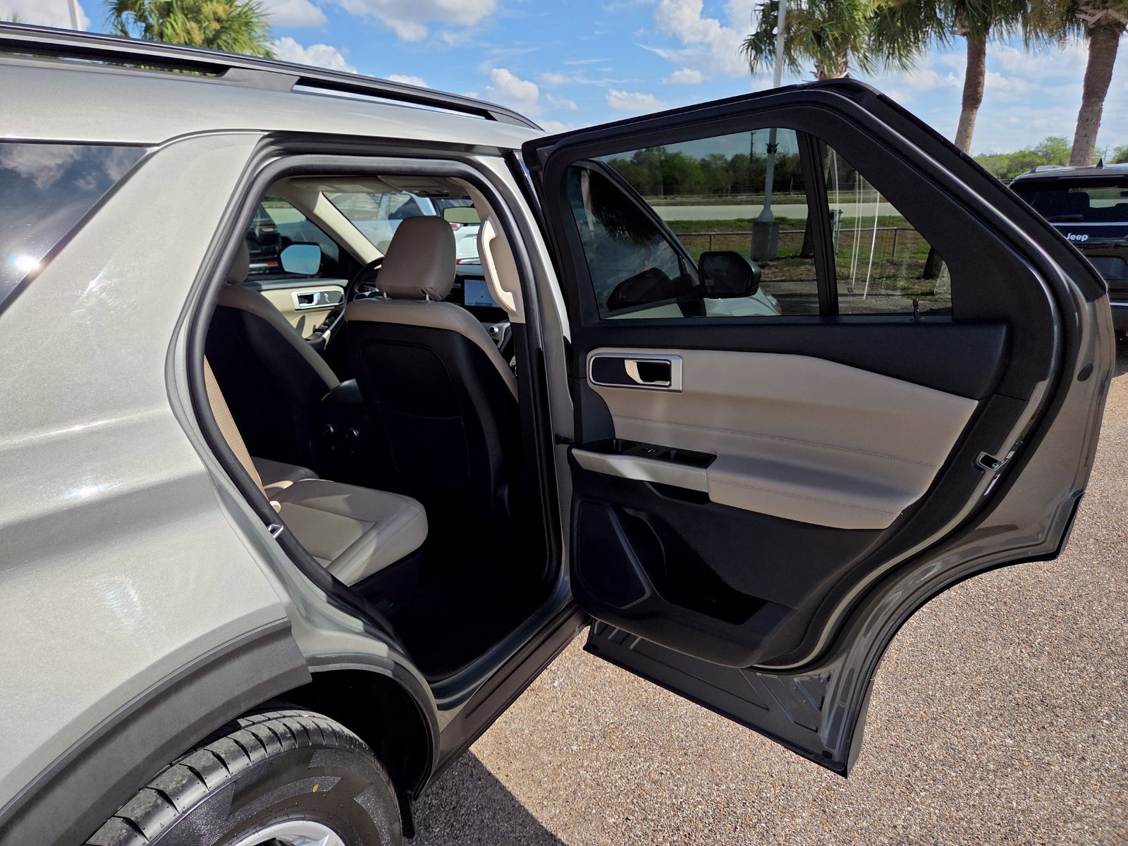 Used 2020 Ford Explorer XLT w/ Equipment Group 202A RWD image 15
