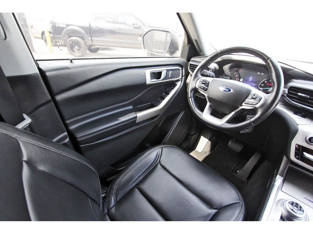 Used 2022 Ford Explorer XLT w/ Equipment Group 202A image 8