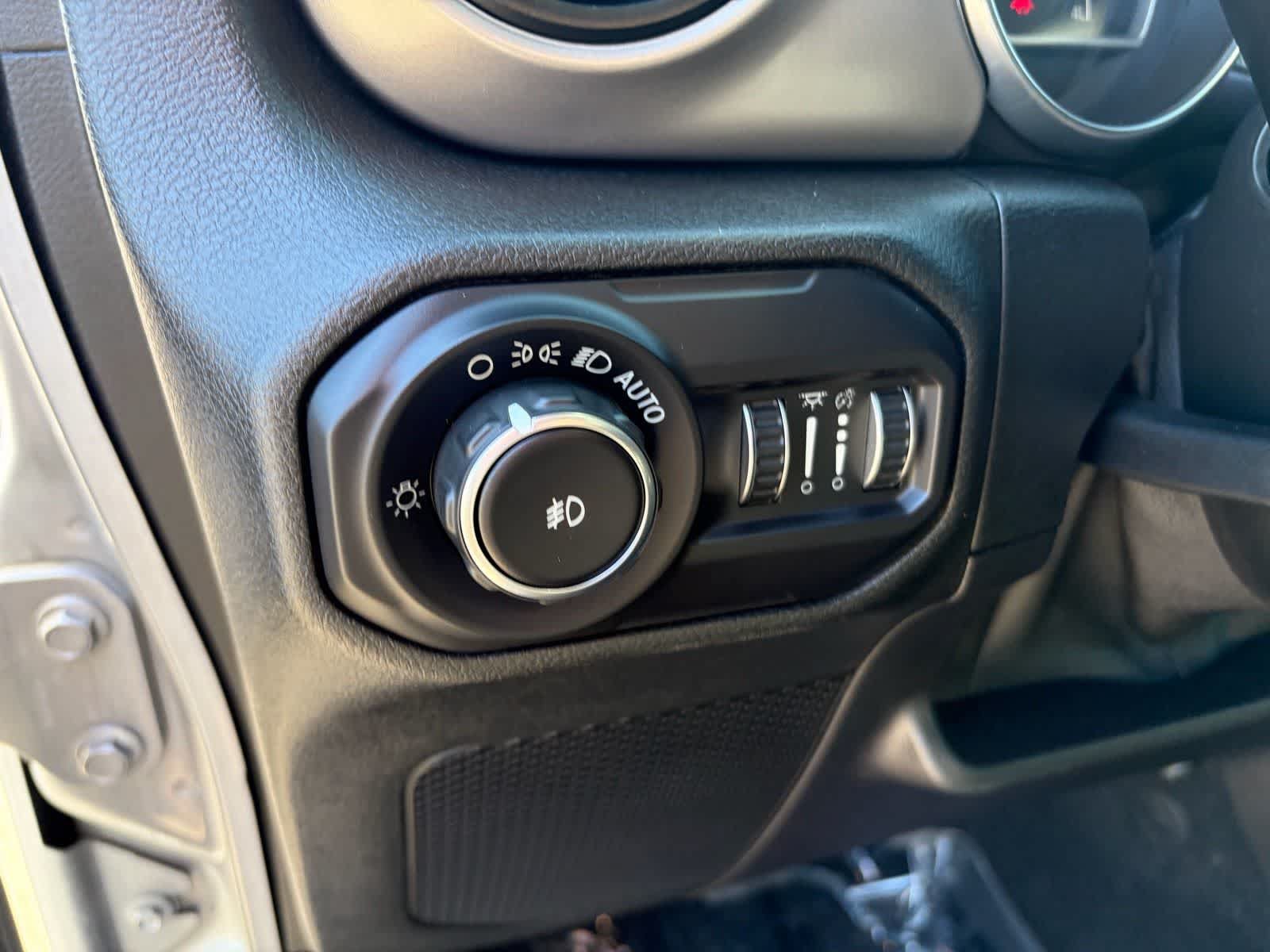 Used 2018 Jeep Wrangler Unlimited Sport S AWD/4WD image 13