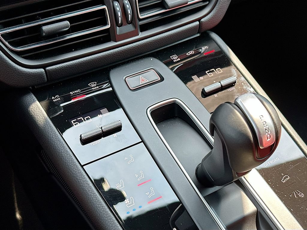 Certified 2026 Porsche Macan Turbo AWD/4WD image 18