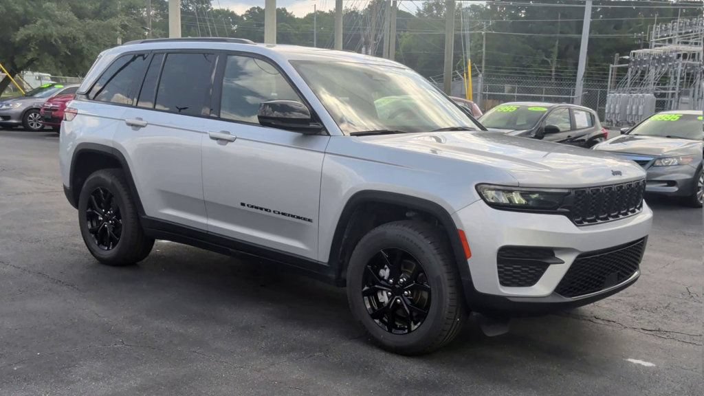 Used 2024 Jeep Grand Cherokee Altitude AWD/4WD image 2