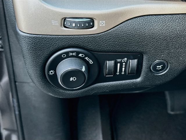 Used 2014 Jeep Cherokee Limited w/ Luxury Group FWD image 14
