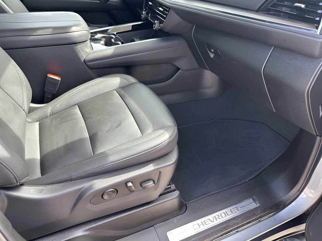 Used 2025 Chevrolet Suburban Z71 image 16