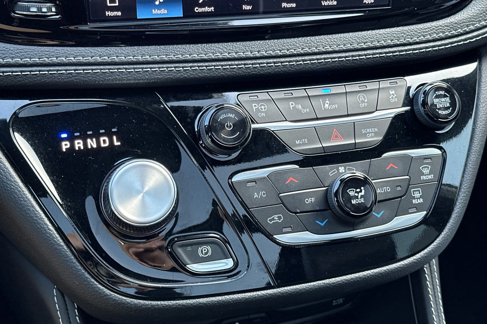 Used 2024 Chrysler Pacifica Limited w/ Uconnect Theater Family Group image 21