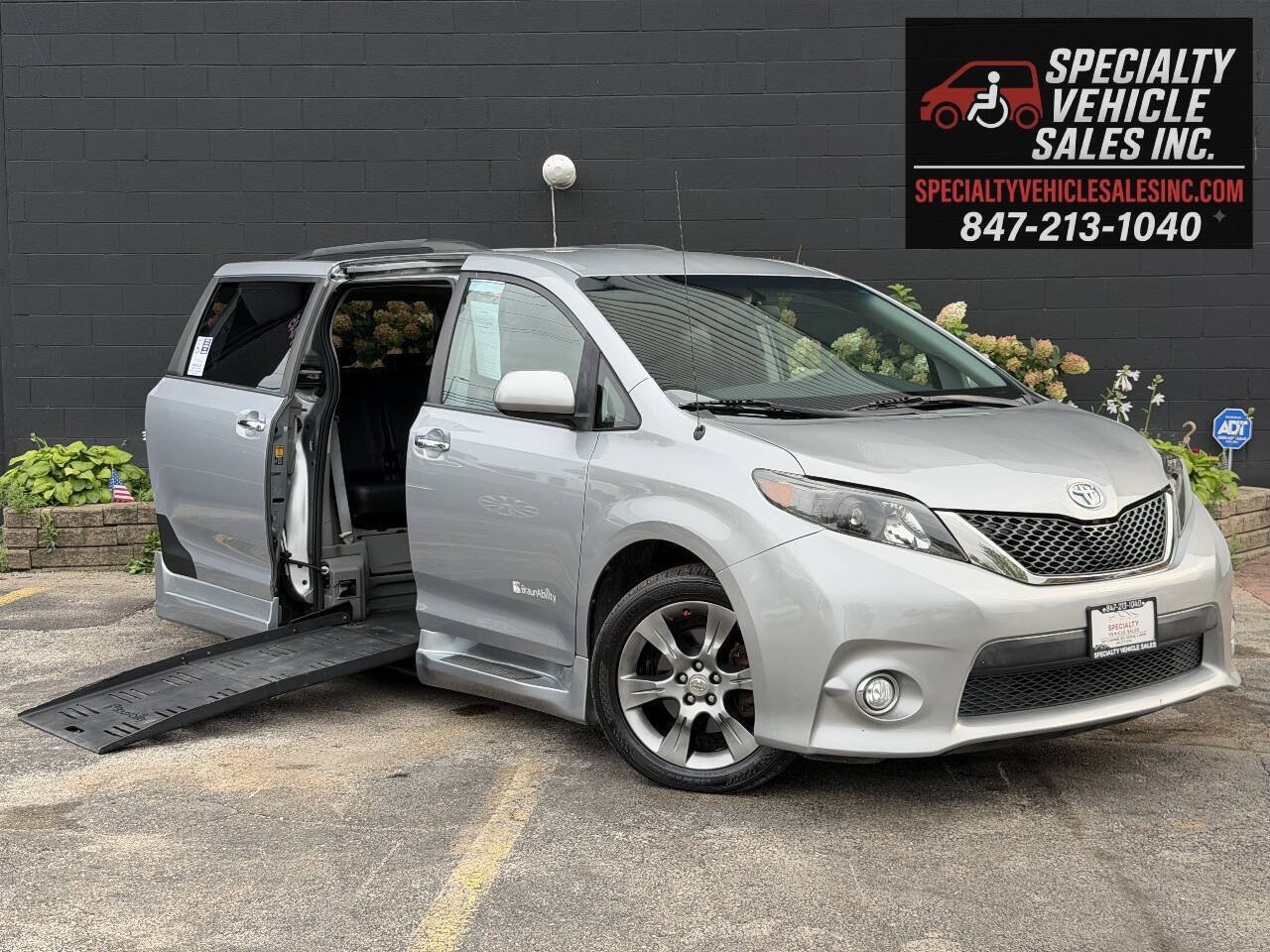 Used 2014 Toyota Sienna SE FWD image 3