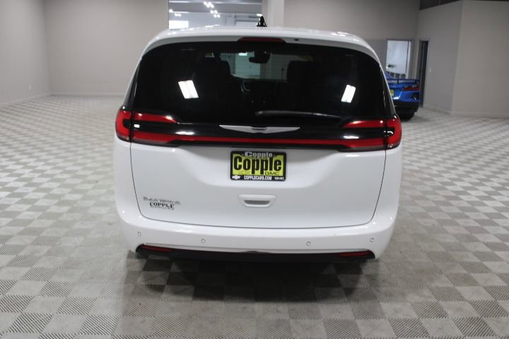 Used 2023 Chrysler Pacifica Touring-L image 10