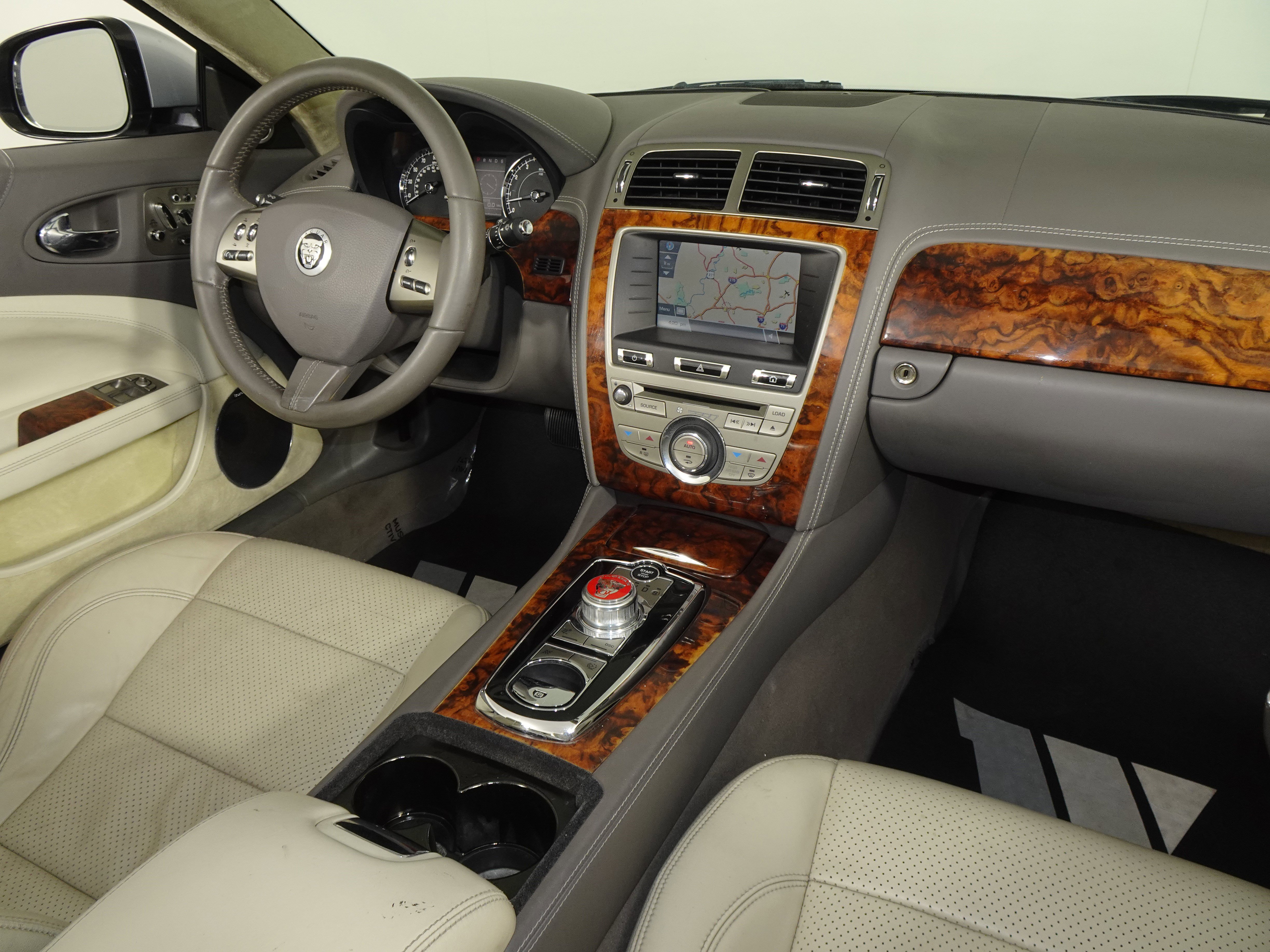 Used 2010 Jaguar XK Convertible image 38