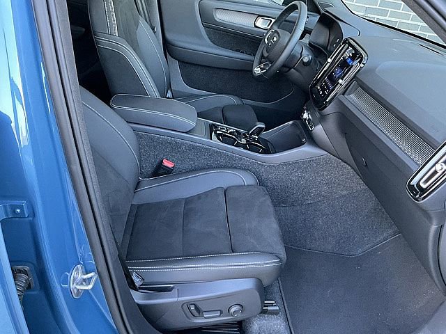 Certified 2025 Volvo XC40 B5 Plus image 22