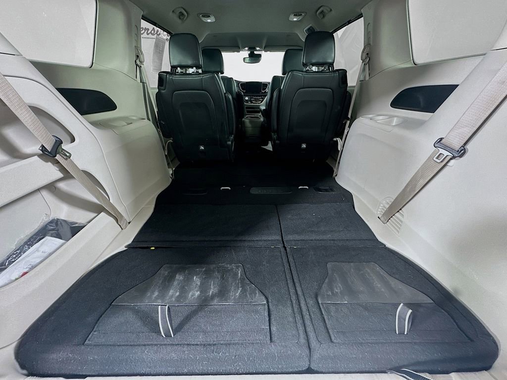 Used 2024 Chrysler Pacifica Touring-L image 39
