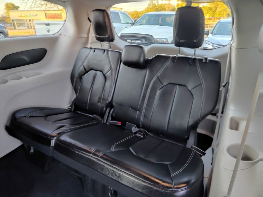 Used 2023 Chrysler Pacifica Touring-L image 5