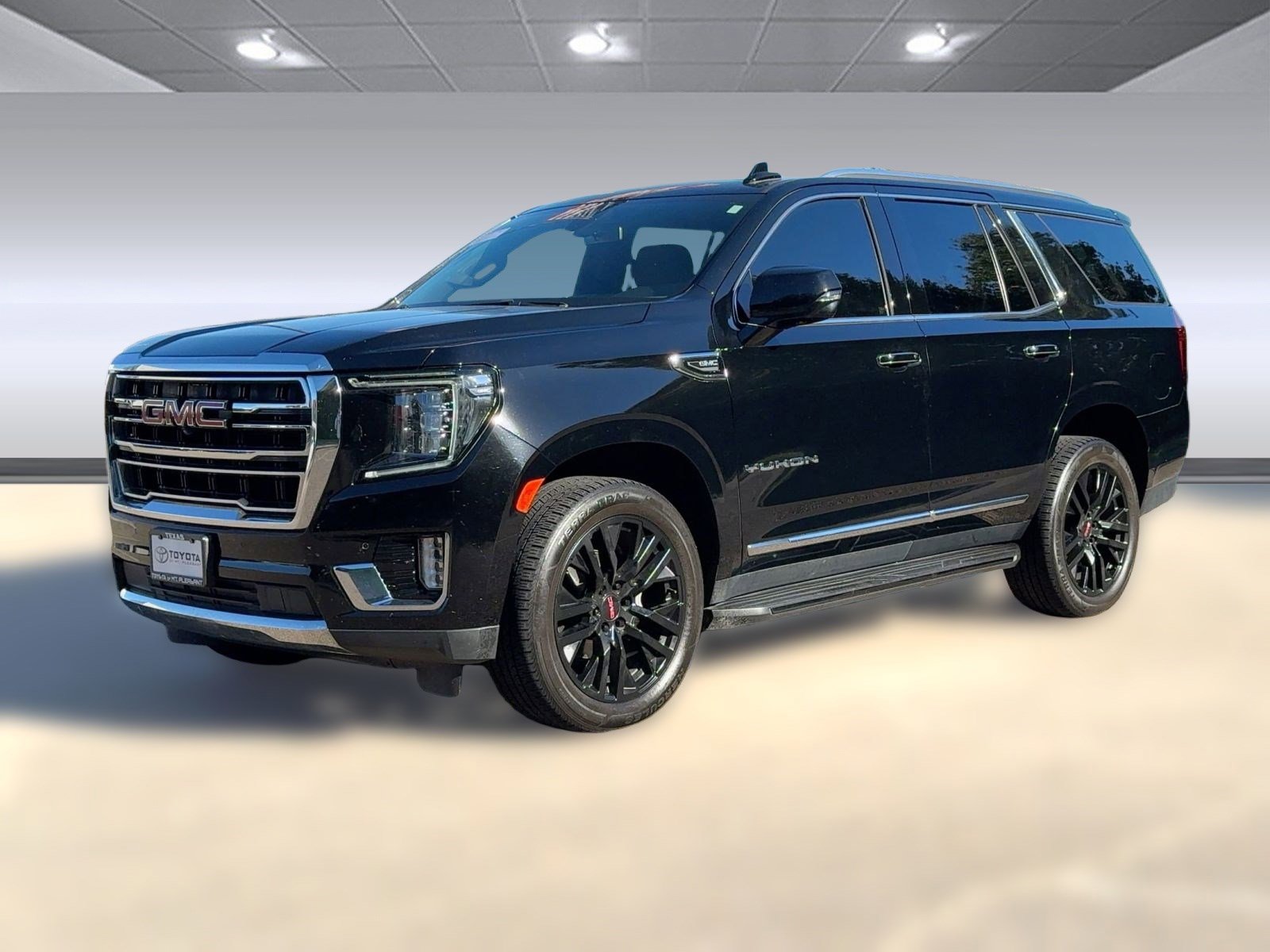 Used 2022 GMC Yukon SLT w/ SLT Premium Package image 2