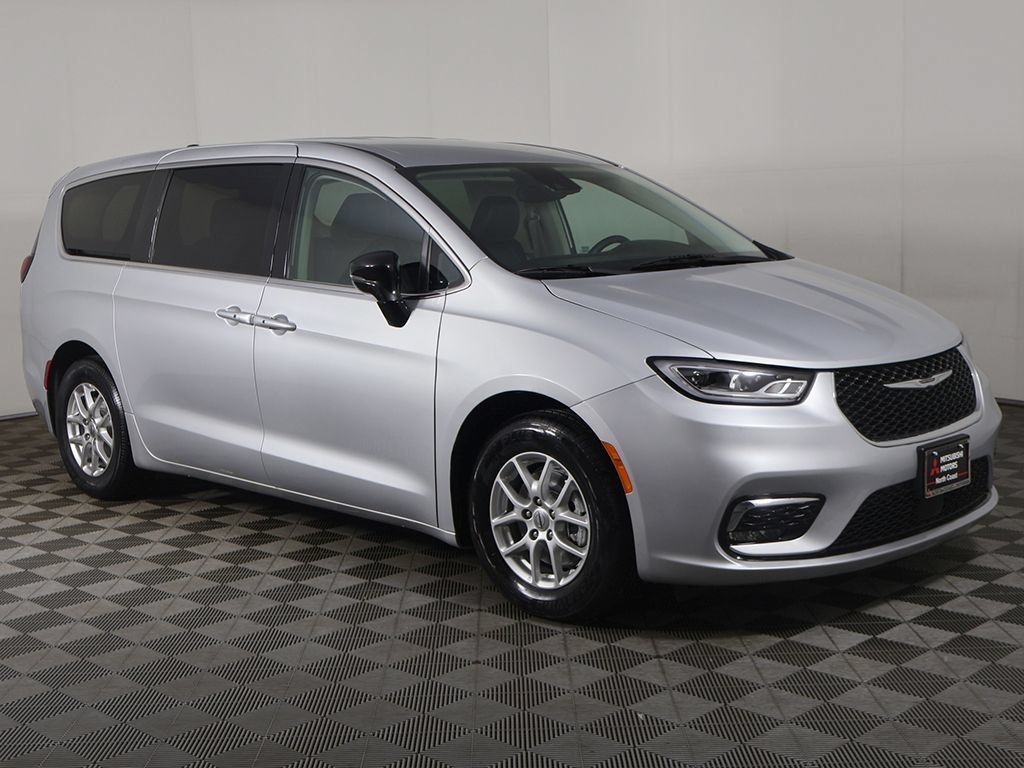Used 2024 Chrysler Pacifica Touring-L FWD image 52