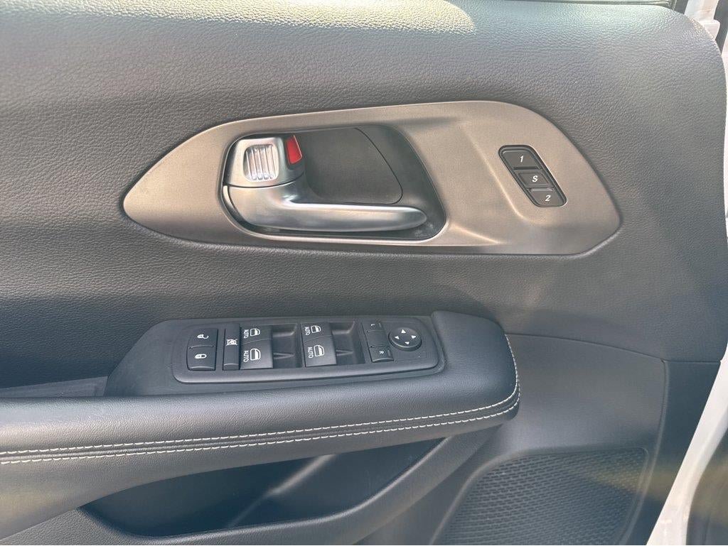Used 2025 Chrysler Pacifica Select FWD image 18