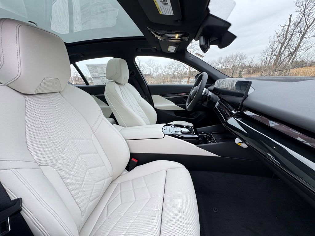 New 2026 BMW 550e xDrive w/ Premium Package image 26