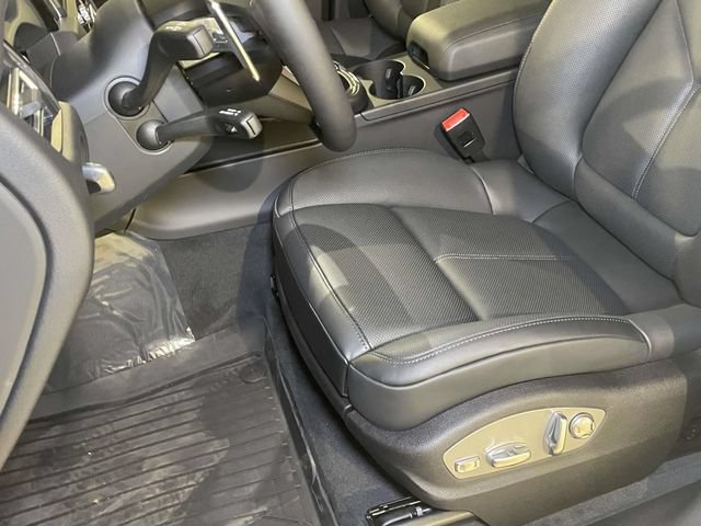 New 2026 Porsche Macan AWD/4WD image 5