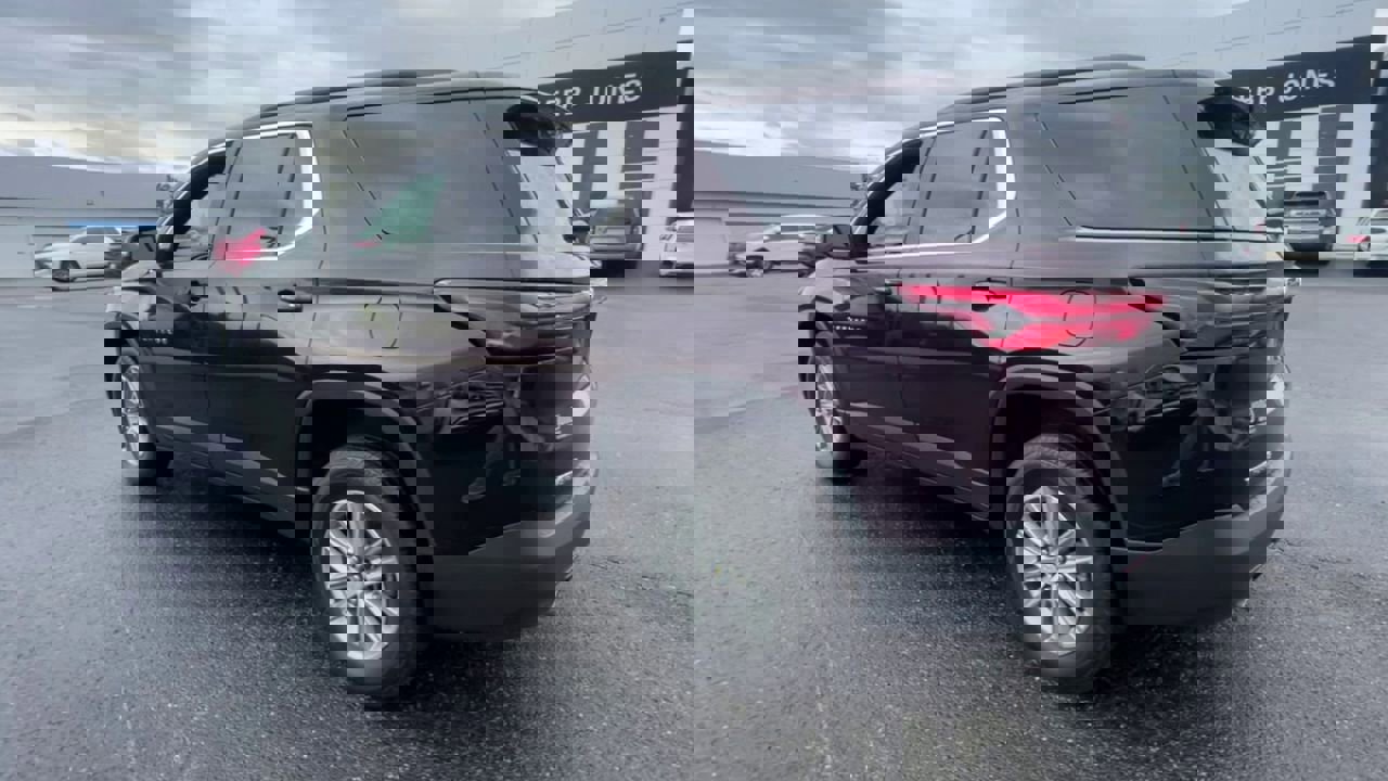 Used 2023 Chevrolet Traverse LT image 3