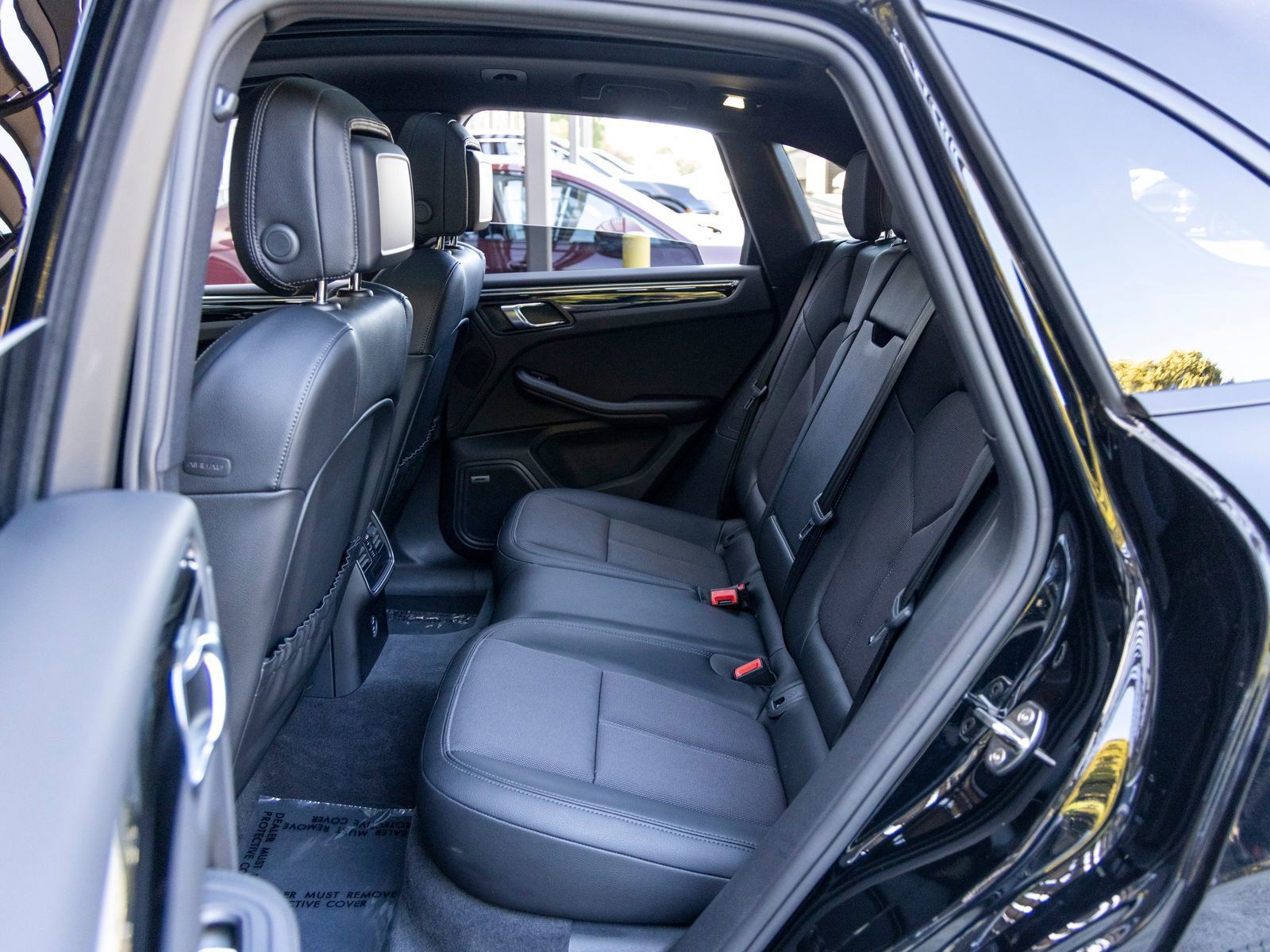 Certified 2025 Porsche Macan AWD/4WD image 44