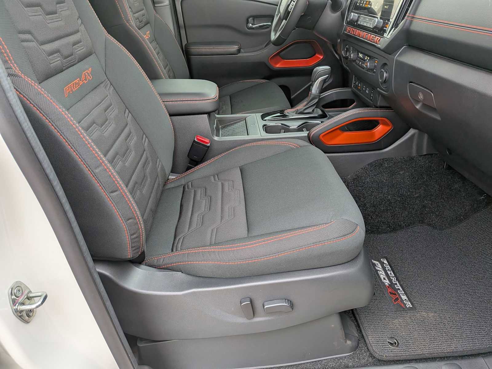 Used 2025 Nissan Frontier PRO-4X w/ Pro Convenience Package image 18