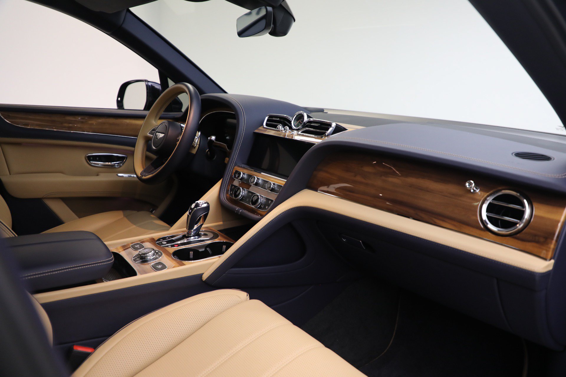 Certified 2024 Bentley Bentayga Extended Wheelbase AWD/4WD image 28