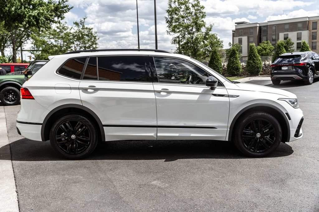 Used 2022 Volkswagen Tiguan SE R-Line AWD/4WD image 3