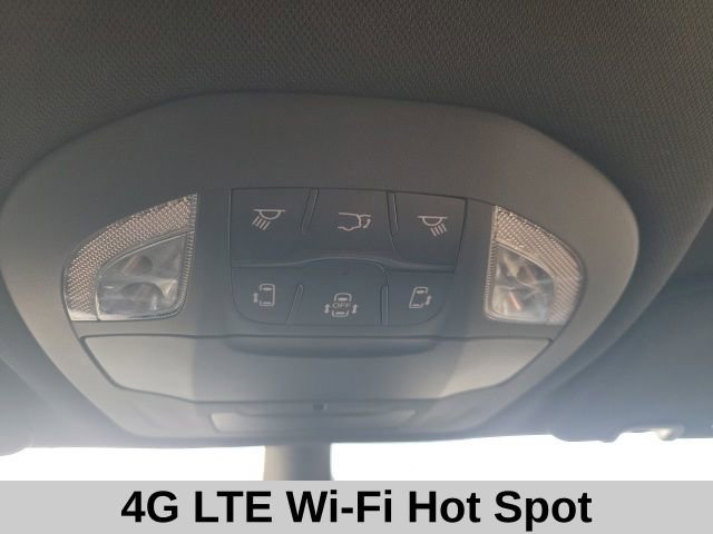 Used 2025 Chrysler Pacifica Select image 10