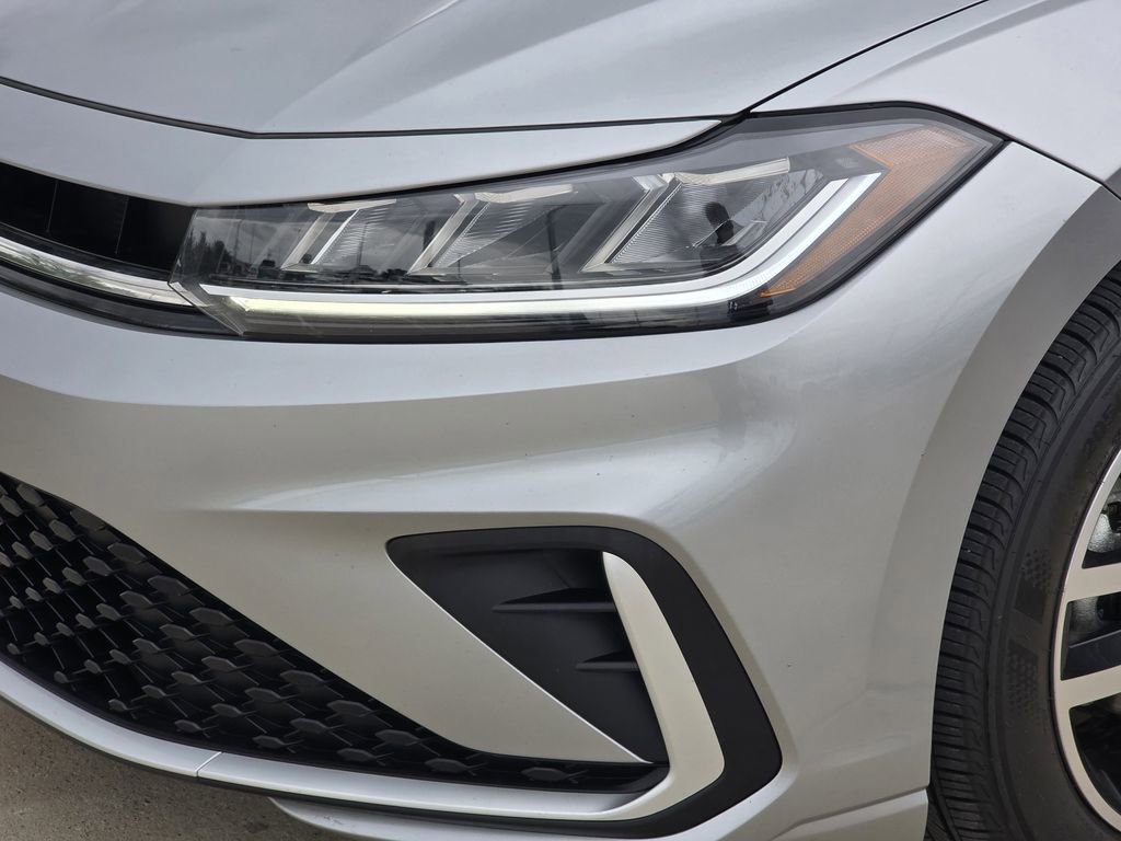 Used 2025 Volkswagen Jetta SE image 6