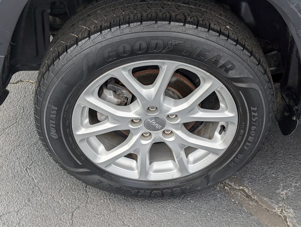 Used 2018 Jeep Cherokee Latitude FWD image 24