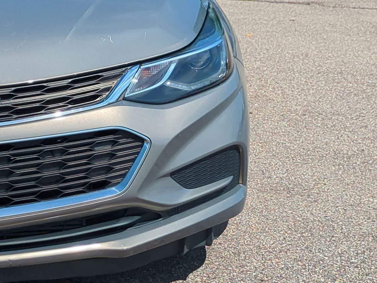 Used 2017 Chevrolet Cruze LT FWD image 10