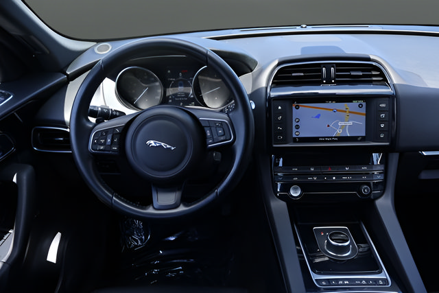 Used 2018 Jaguar F-PACE Premium AWD/4WD image 17