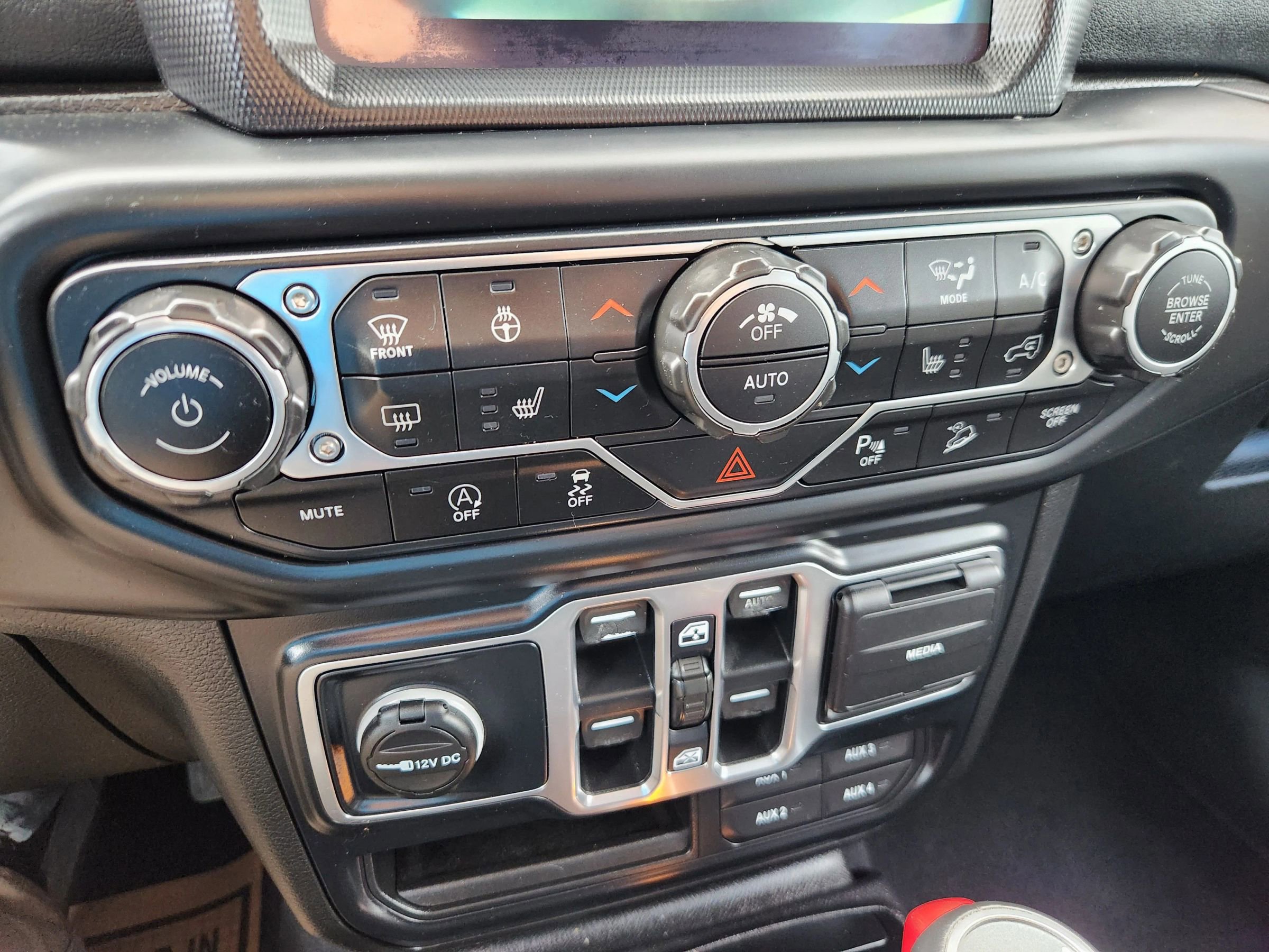 Used 2019 Jeep Wrangler Unlimited Sahara w/ Dual Top Group image 32