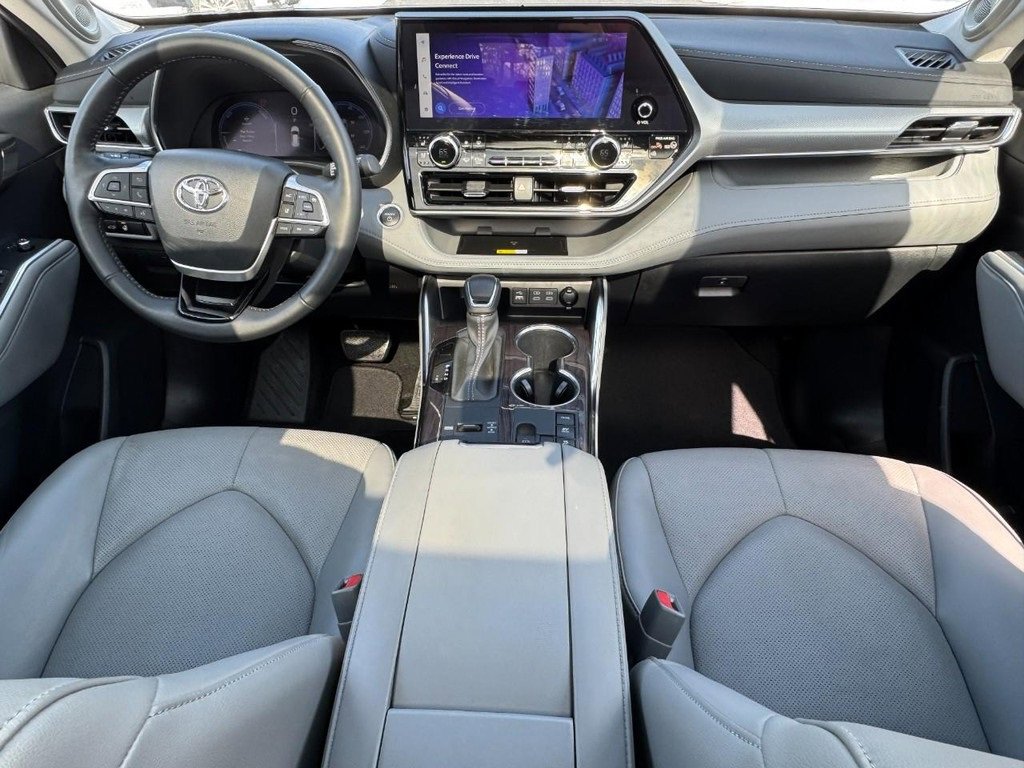 Used 2024 Toyota Highlander Platinum image 14