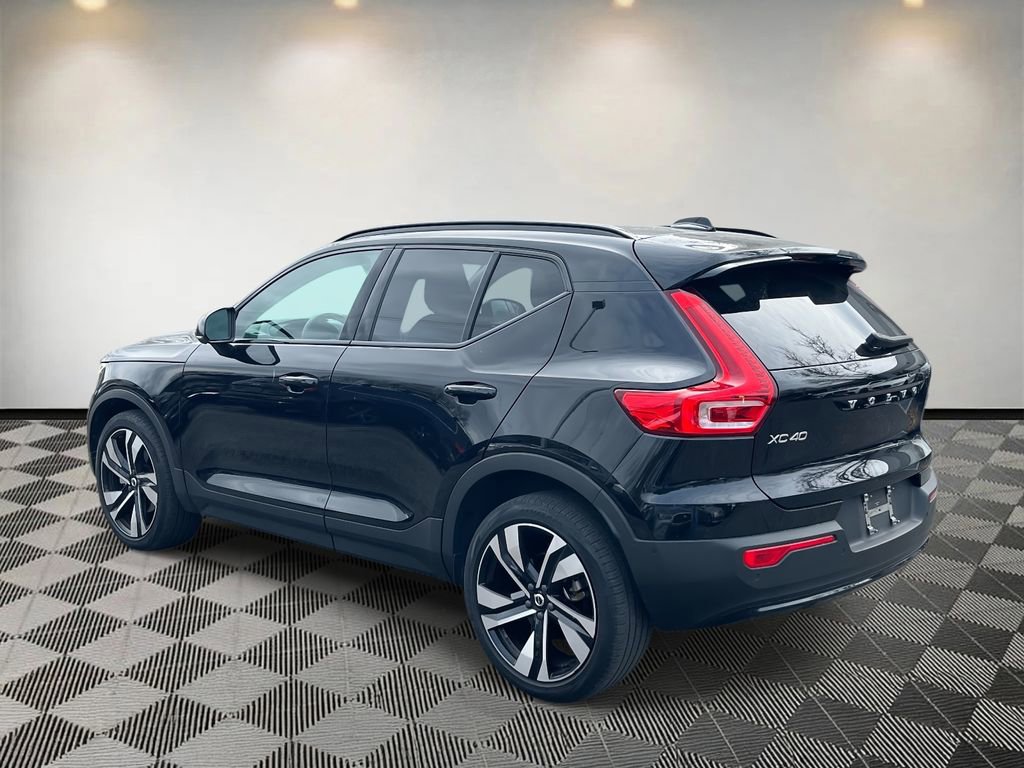 Used 2023 Volvo XC40 B4 Plus w/ Driver Assist Package image 5