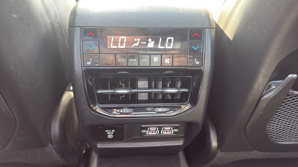 Used 2022 Jeep Grand Cherokee Overland w/ Luxury Tech Group IV AWD/4WD image 25