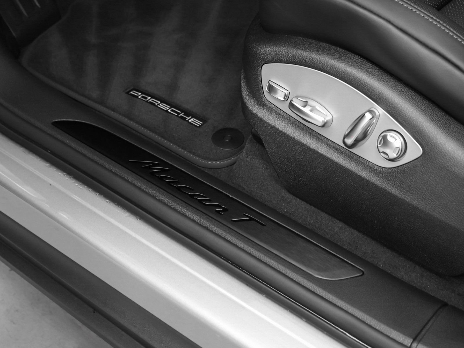 New 2025 Porsche Macan Turbo image 28