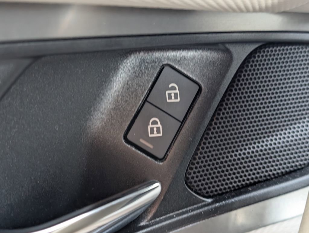 Used 2025 Land Rover Discovery Sport Dynamic SE image 25