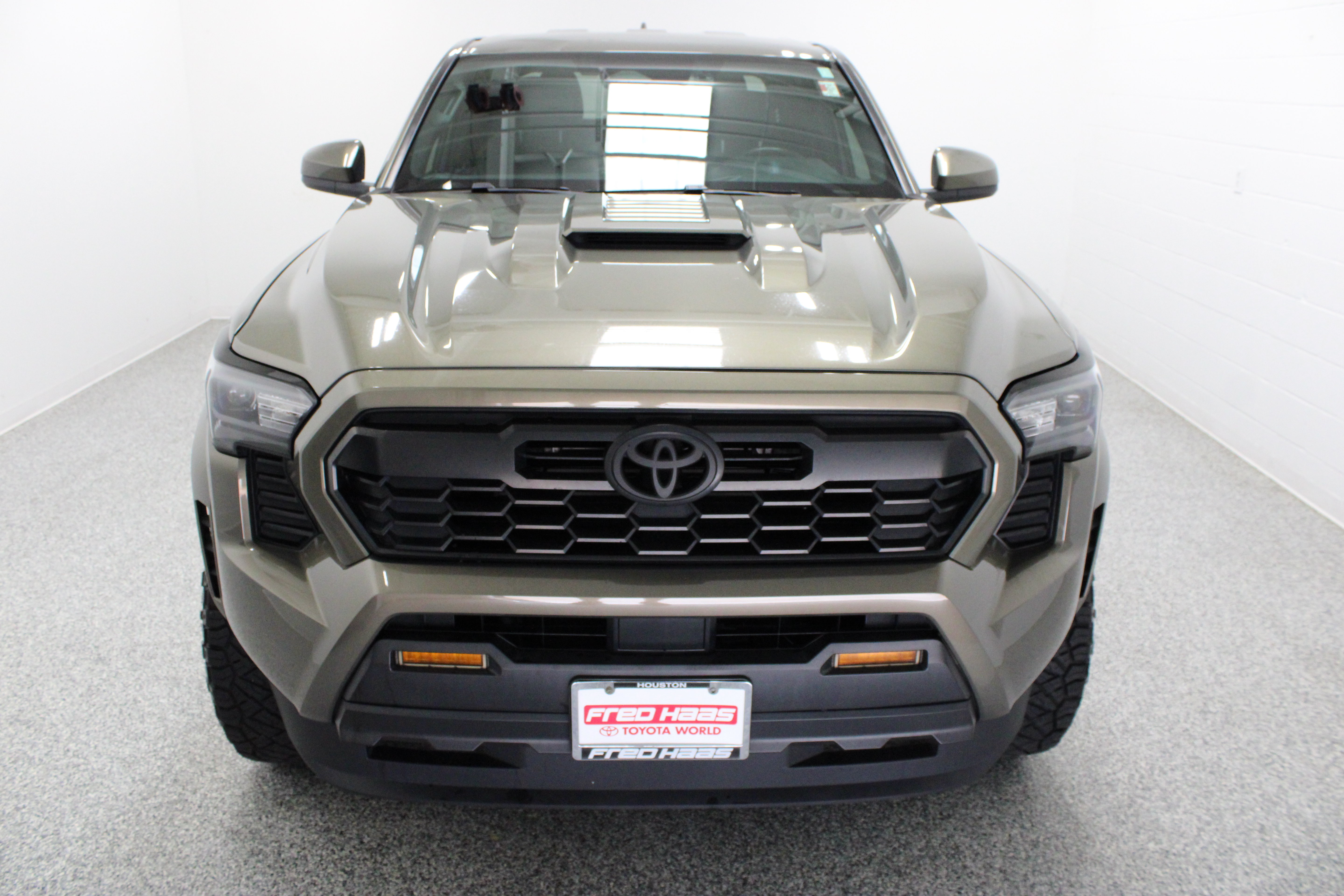 Used 2024 Toyota Tacoma TRD Sport AWD/4WD image 3