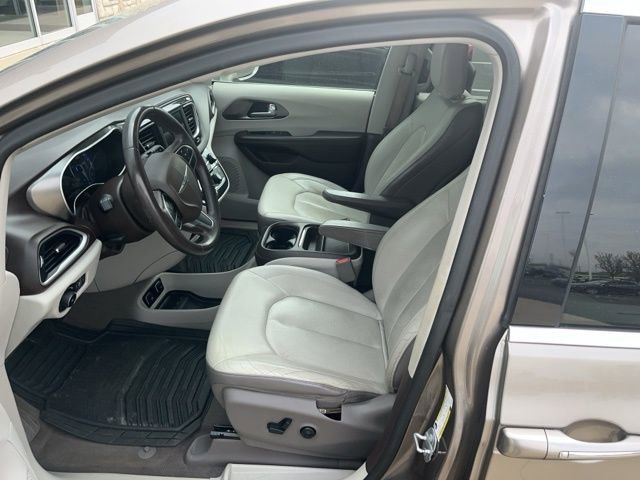 Used 2018 Chrysler Pacifica Touring-L w/ Tire & Wheel Group image 11