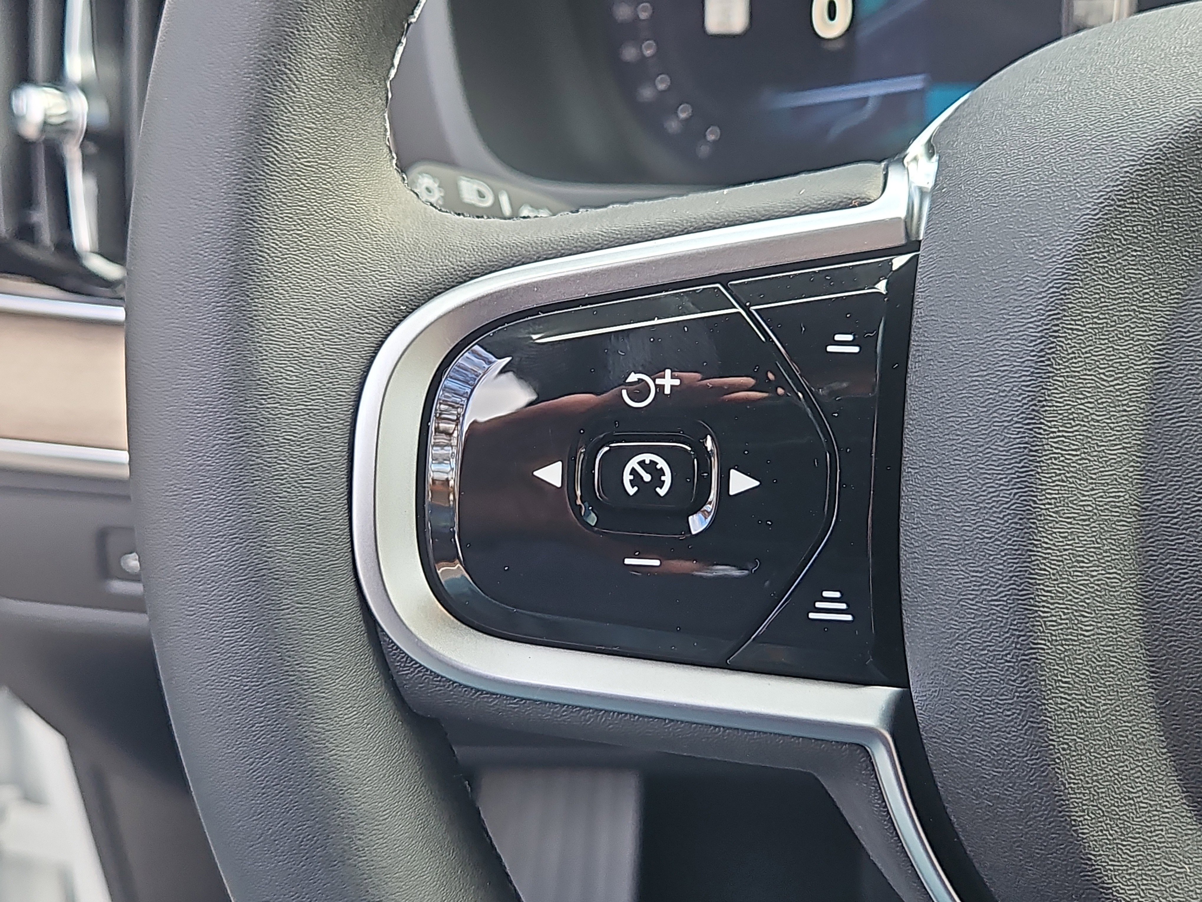 New 2026 Volvo XC90 B6 Plus w/ Protection Package Premier image 16