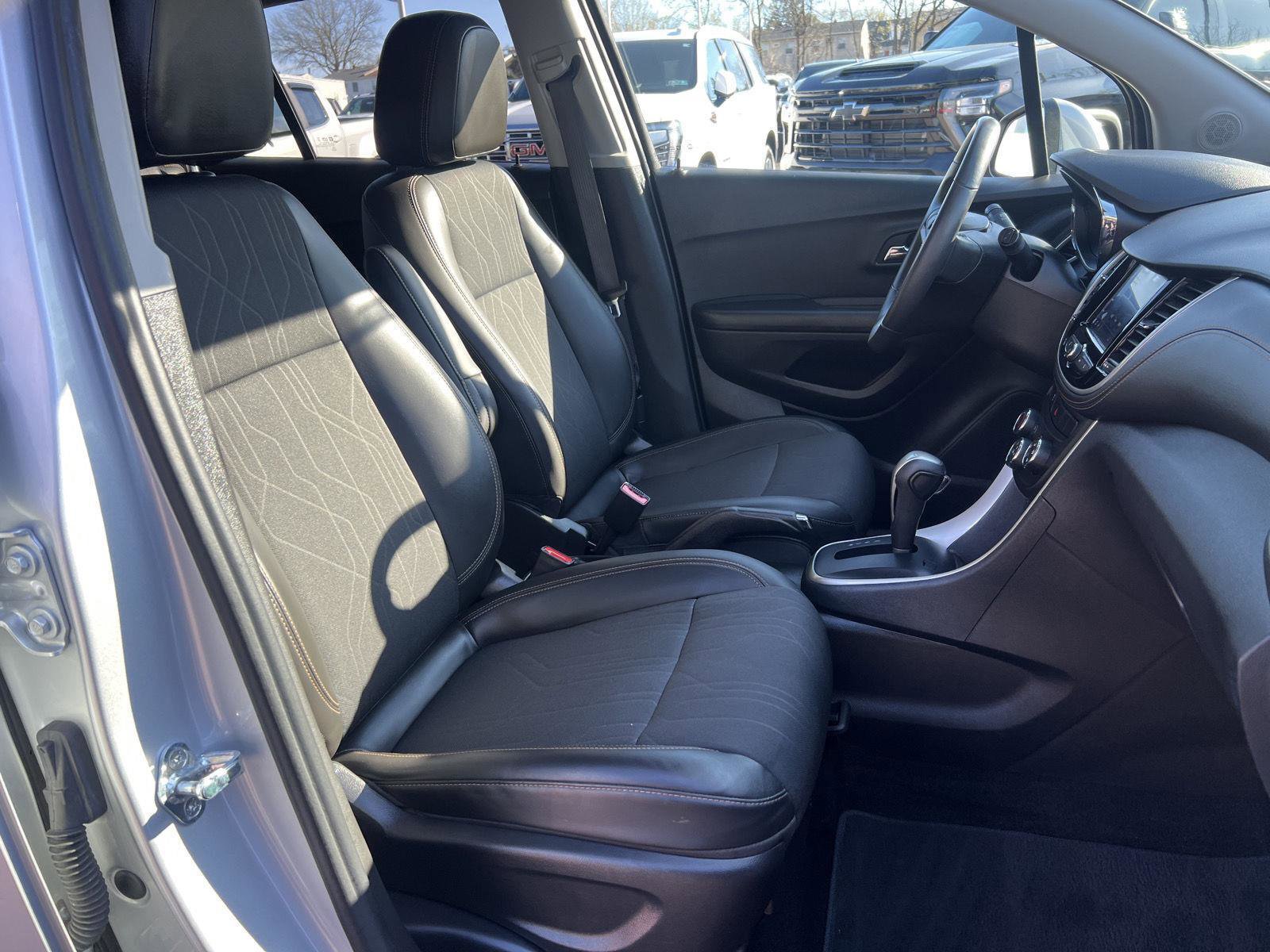 Used 2022 Chevrolet Trax LT w/ LT Convenience Package AWD/4WD image 18