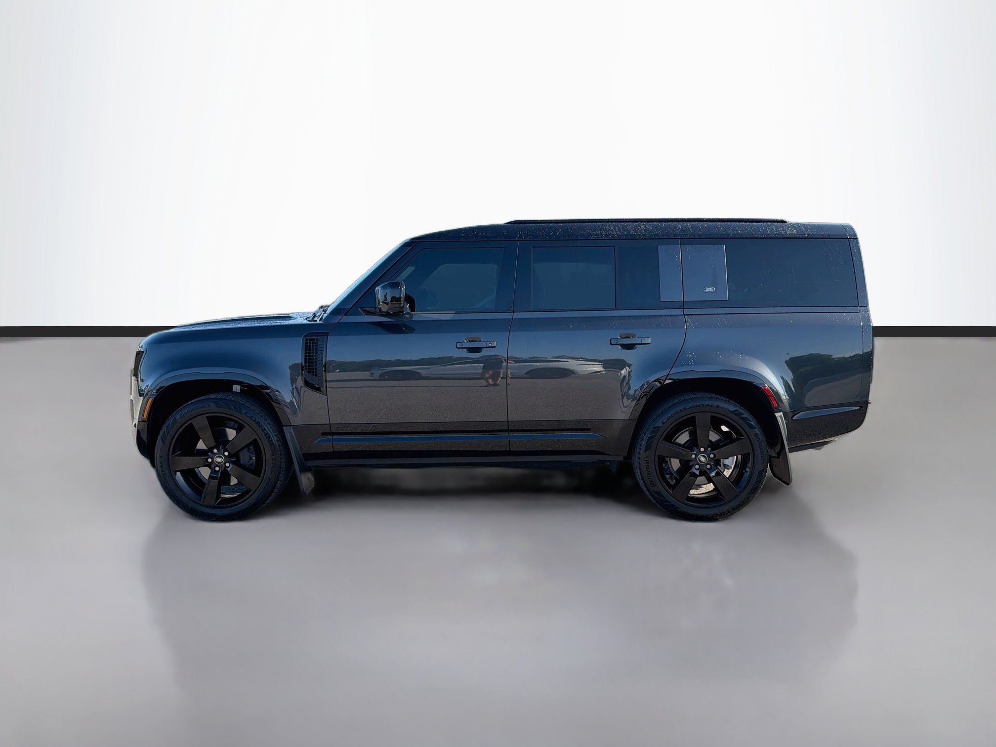 Used 2023 Land Rover Defender 130 X-Dynamic SE AWD/4WD image 2